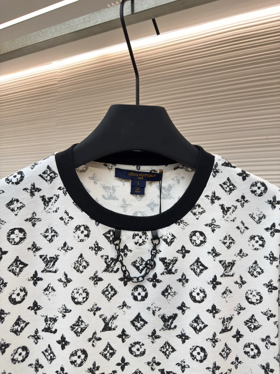 LOUIS VUITTON full printed logo short sleeves [women's clothing] ●Item number: 1680361-A15 ●Fabric: pure cotton fabric ●Technology: printing production ●Version: fitted version ●Weight: about 210 grams ●Size: S-M-L ●Description: 25 spring and summer new short sleeves 8900 purchased Zp dismantling and making, custom-woven and dyed Peruvian ROW imperial fabric. It truly uses 100% pure cotton yarn to weave and ship the fabric according to the version. You can zoom in on the process to see the details, except that the restoration degree is close to 98 or above. The workmanship is also invincible. It is truly restored and you can just buy it with your eyes closed. The overall wiring is straight and delicate, the fabric is comfortable and soft, and the color is consistent without color difference. It can be matched with the same style to create a fashionable look and control various occasions. Customized accessories, complete with three standards, same style for men and women!